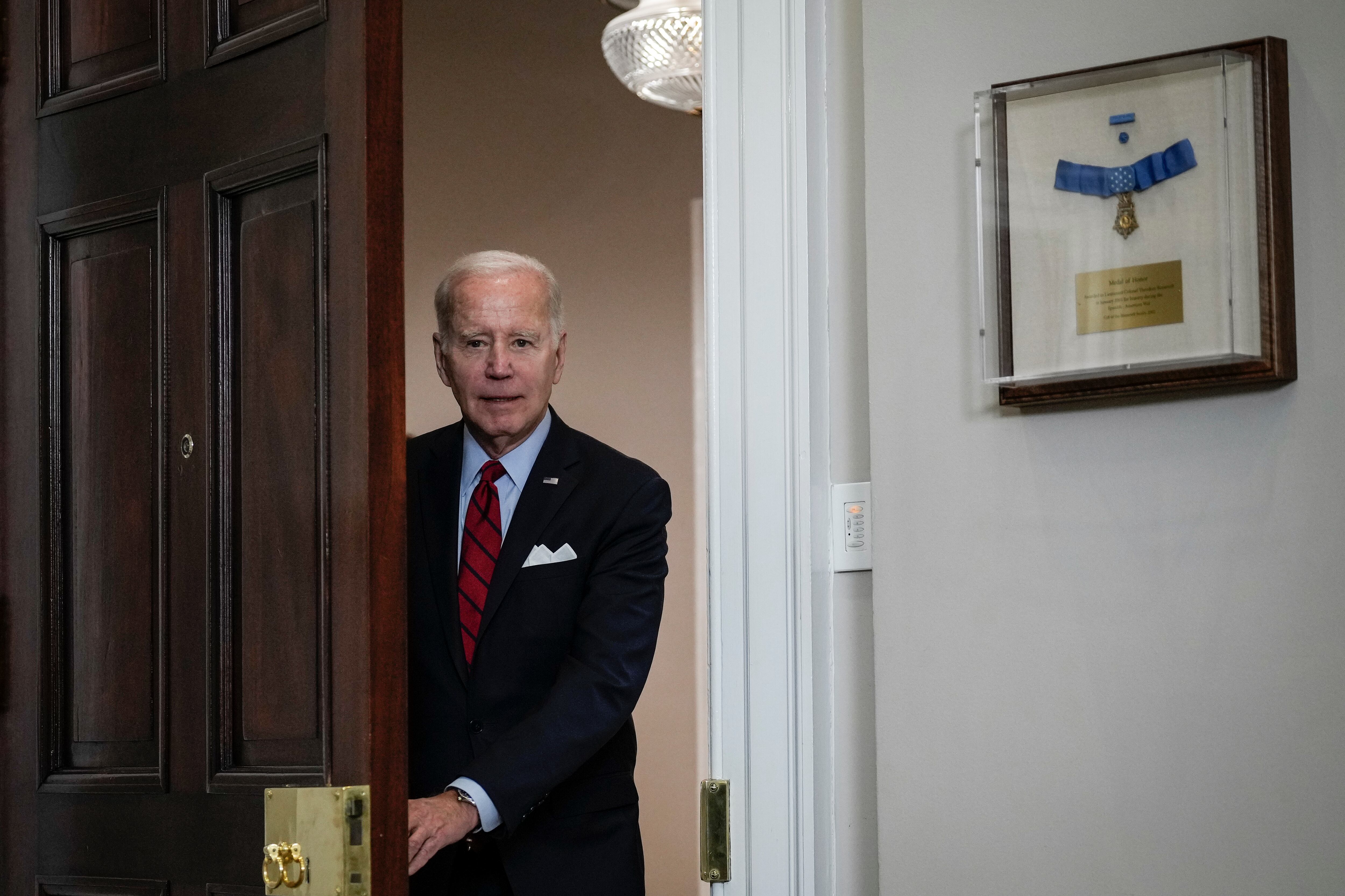 El presidente de los Estados Unidos, Joe Biden, llega para pronunciar comentarios sobre las políticas de seguridad fronteriza en la Sala Roosevelt de la Casa Blanca el 5 de enero de 2023 en Washington, DC. Foto de Drew Angerer/Getty Images.