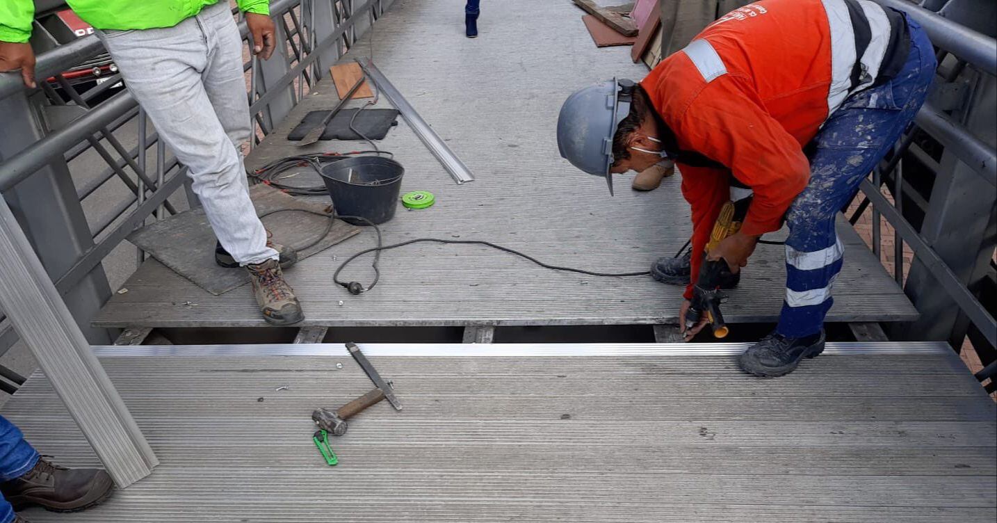 IDU reemplazó láminas que habían sido robadas en puente del CAD en Bogotá. Foto: Cortesía IDU