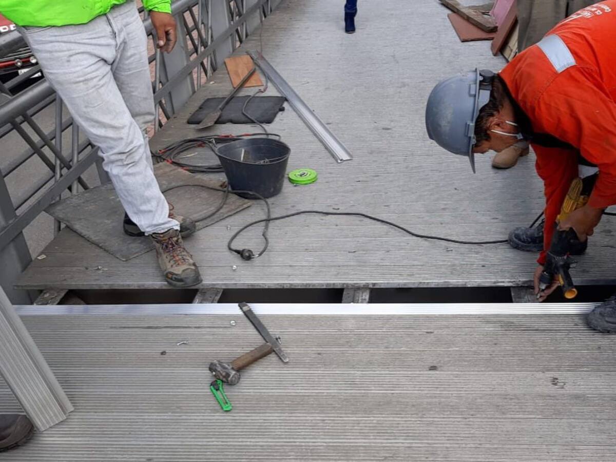 IDU reemplazó láminas que habían sido robadas en puente del CAD en Bogotá