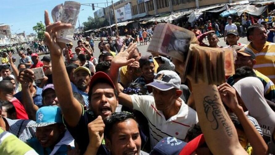 Decenas de personas protestaron frente a la sede del Banco Central de Venezuela en Maracaibo al saber que no recibirían un canje en efectivo.. Foto: BBC Mundo