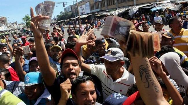 Decenas de personas protestaron frente a la sede del Banco Central de Venezuela en Maracaibo al saber que no recibirían un canje en efectivo.. Foto: BBC Mundo