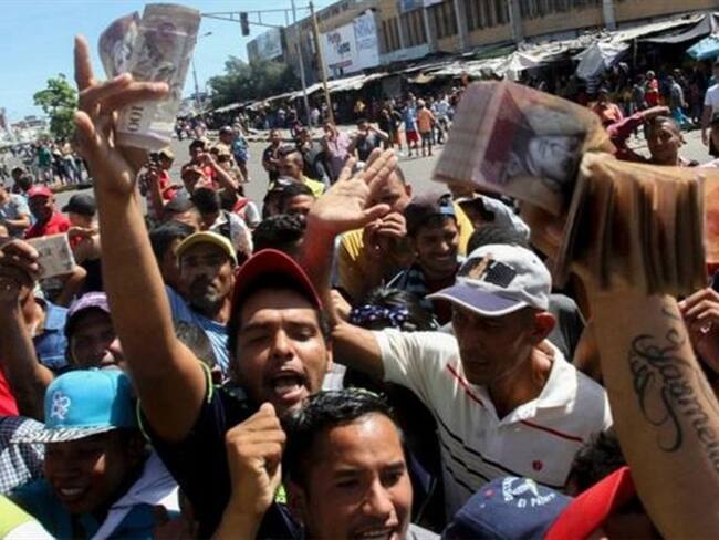 Decenas de personas protestaron frente a la sede del Banco Central de Venezuela en Maracaibo al saber que no recibirían un canje en efectivo.. Foto: BBC Mundo
