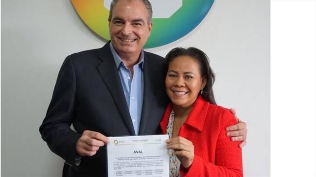 Yolanda Wong Baldiris recibiendo el aval de manos de Aurelio Iragorri, presidente del partido de La U. Foto: Cortesía.