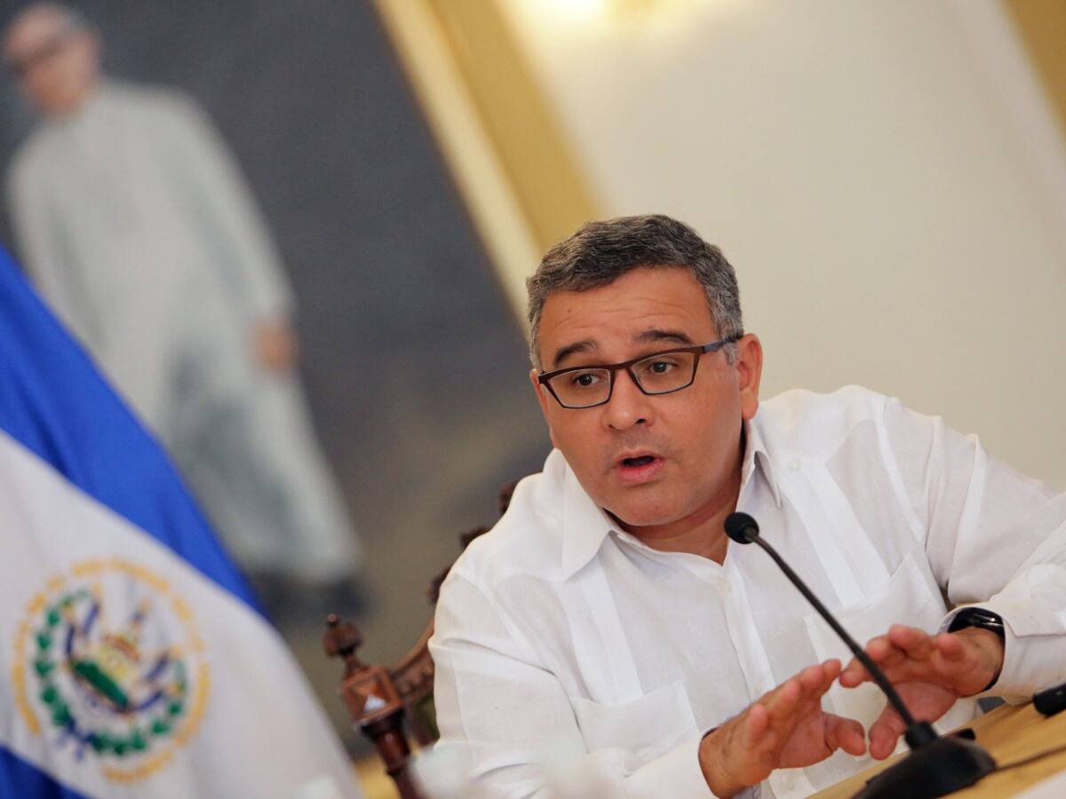Expresidente salvadoreño es condenado a 14 años de cárcel por tregua de pandillas
