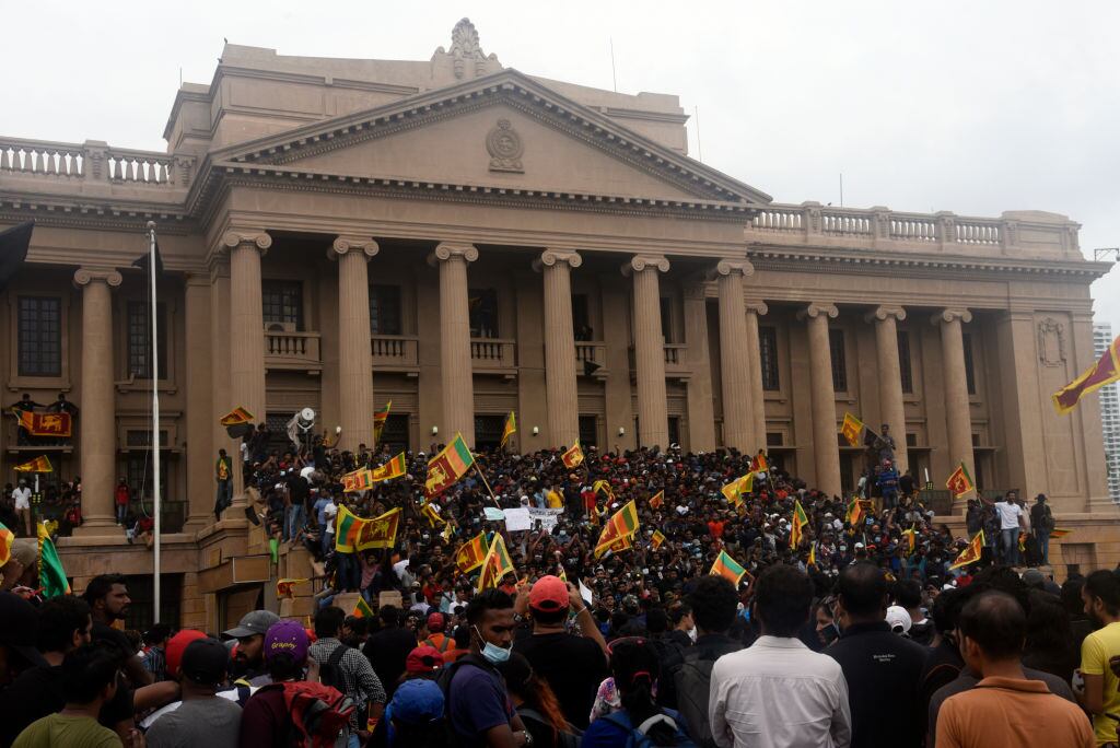 Multitudes de manifestantes en las estatuas superiores en la Secretaría Presidencial en Colombo. (Photo by Akila Jayawardana/NurPhoto via Getty Images)