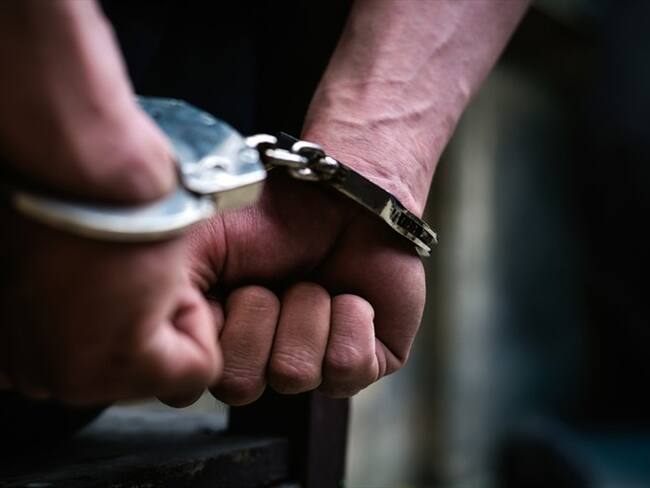 Siete policías capturados por permitir venta de droga y licor adulterado
