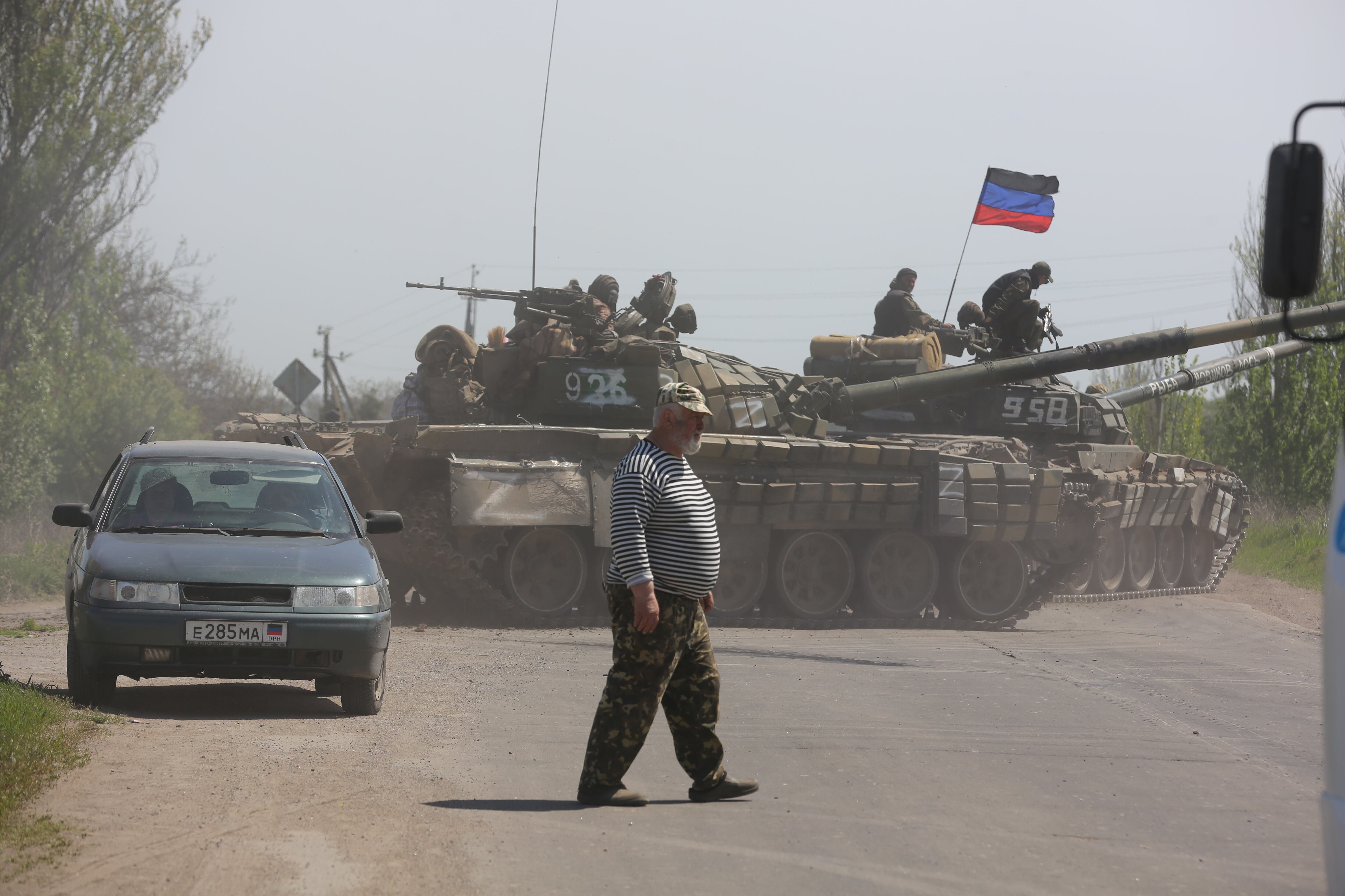 MARIUPOL, UKRAINE - MAY 06: Tanks of the DPR army move on the road during several dozen Ukrainian civilians, who had been living in the bomb shelters of the Azovstal plant for more than a month, being evacuated in Mariupol, Ukraine on May 06, 2022. The evacuated civilians were taken to a refugee camp in the village of Bezymyannoye. (Photo by Leon Klein/Anadolu Agency via Getty Images)