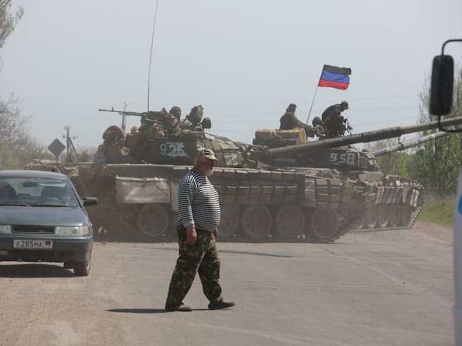 MARIUPOL, UKRAINE - MAY 06: Tanks of the DPR army move on the road during several dozen Ukrainian civilians, who had been living in the bomb shelters of the Azovstal plant for more than a month, being evacuated in Mariupol, Ukraine on May 06, 2022. The evacuated civilians were taken to a refugee camp in the village of Bezymyannoye. (Photo by Leon Klein/Anadolu Agency via Getty Images)