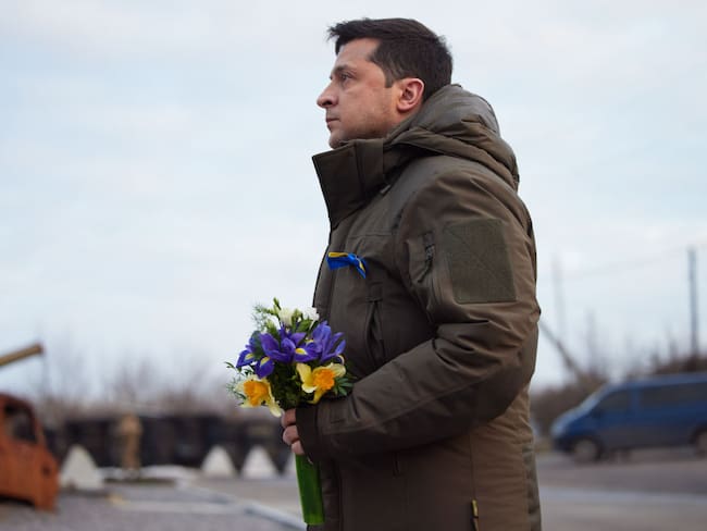 El presidente ucraniano Volodymyr Zelensky visita las tropas fronterizas en Donetsk, Ucrania (Photo by Ukrainian Presidency / Handout/Anadolu Agency via Getty Images)