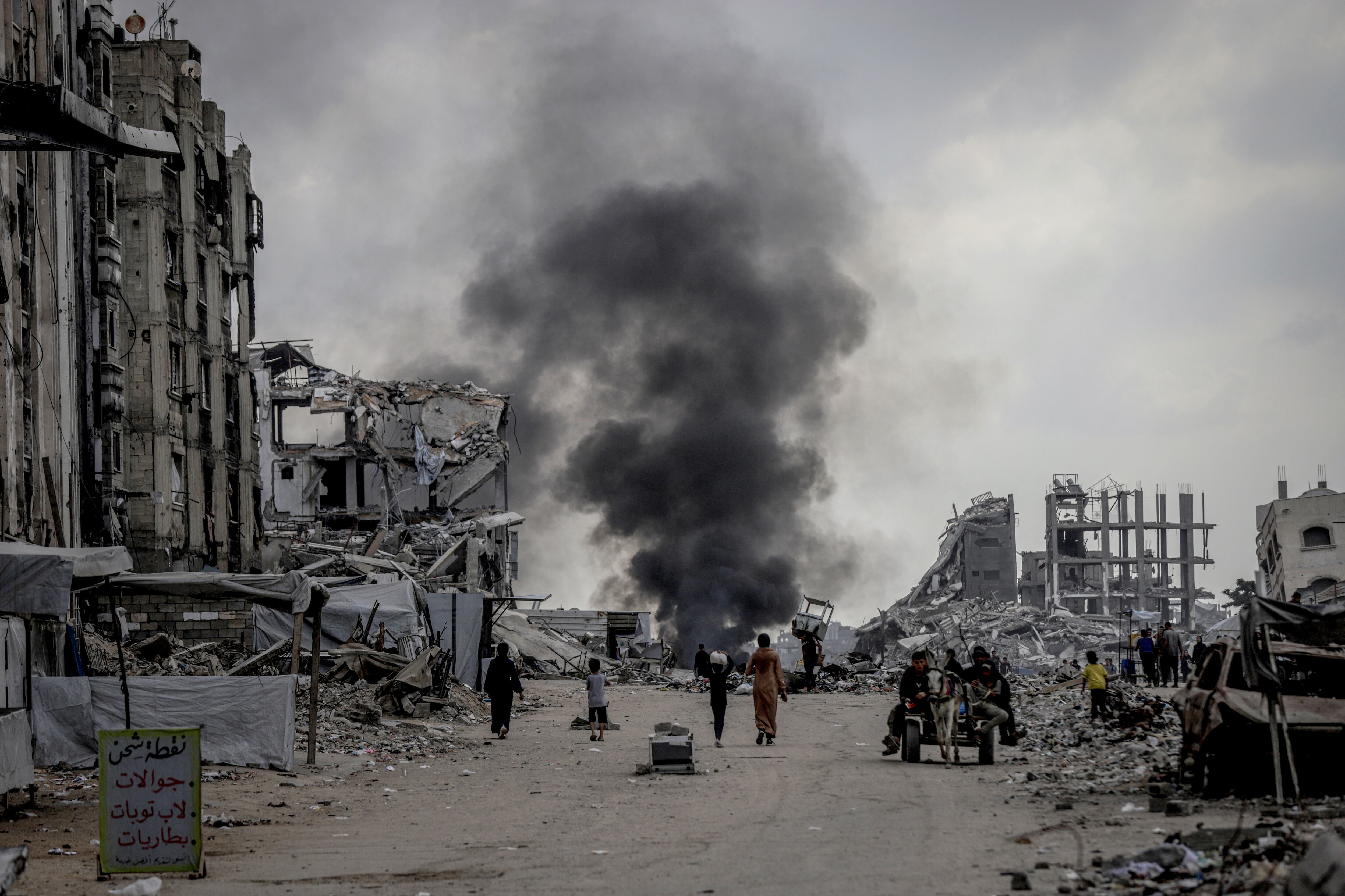 Nube de humo en la Franja de Gaza. FOTO: Saeed M. M. T. Jaras/Anadolu via Getty Images