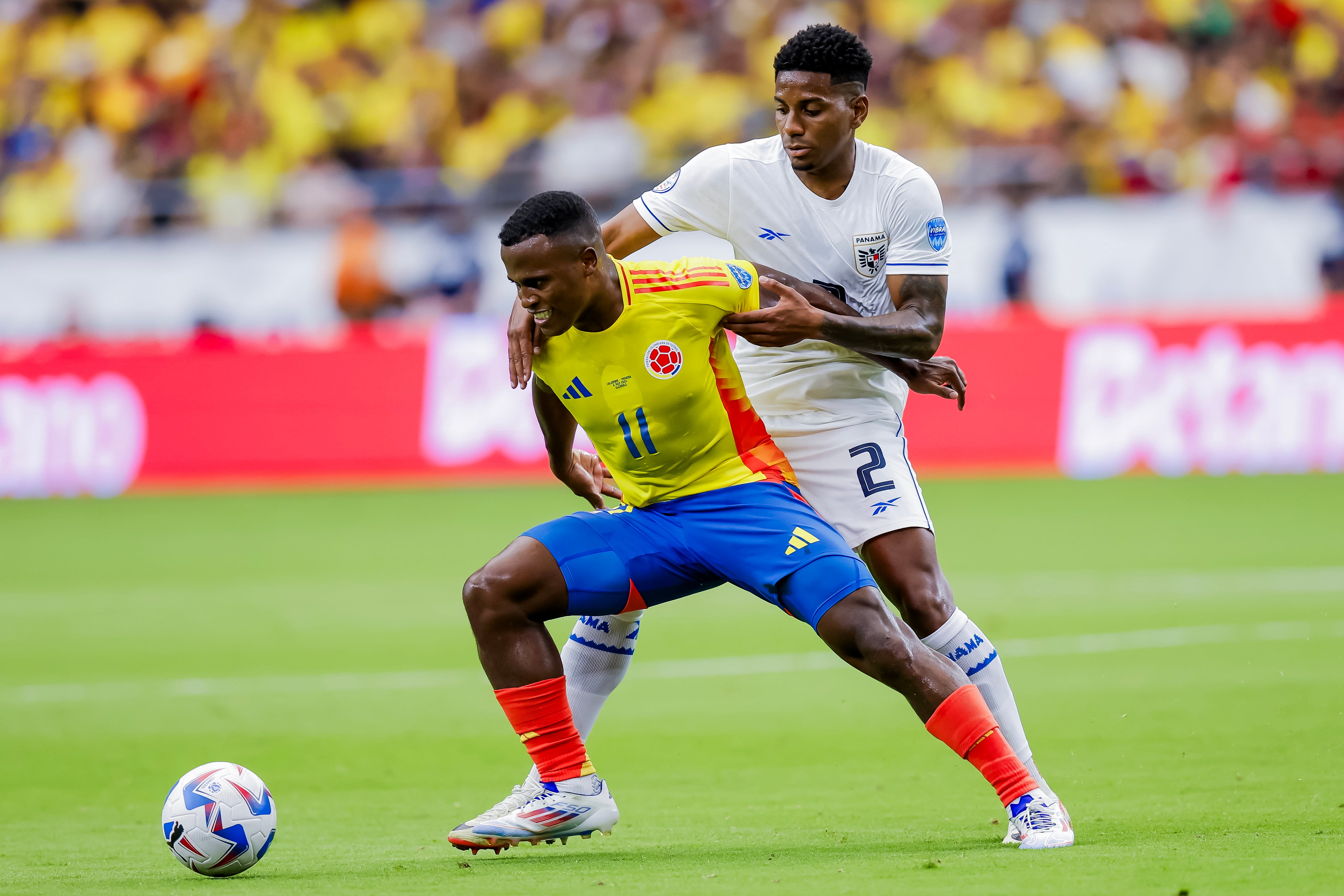 Glendale (United States), 06/07/2024.- Jhon Arias (L) of Colombia in action against Cesar Blackman (R) of Panama during the first half of the CONMEBOL Copa America 2024 Quarter-finals match between Colombia and Panama, in Glendale, Arizona, USA, 06 July 2024. EFE/EPA/JOHN G. MABANGLO
