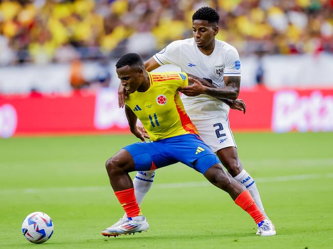 Glendale (United States), 06/07/2024.- Jhon Arias (L) of Colombia in action against Cesar Blackman (R) of Panama during the first half of the CONMEBOL Copa America 2024 Quarter-finals match between Colombia and Panama, in Glendale, Arizona, USA, 06 July 2024. EFE/EPA/JOHN G. MABANGLO