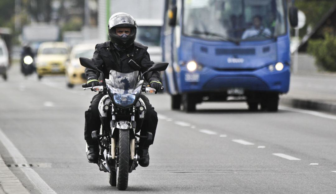 Motociclista en las calles de Bogotá