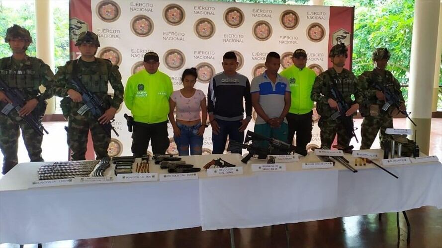 Entre los detenidos se encuentra alias Mariano, presunto cabecilla de comisión y el segundo al mando. Foto: Ejército