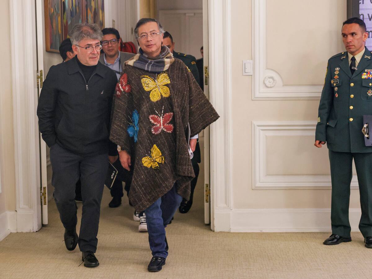 Petro cuestionó a alcaldes que aparecieron con una bandera de Colombia en Congreso de la ANDI