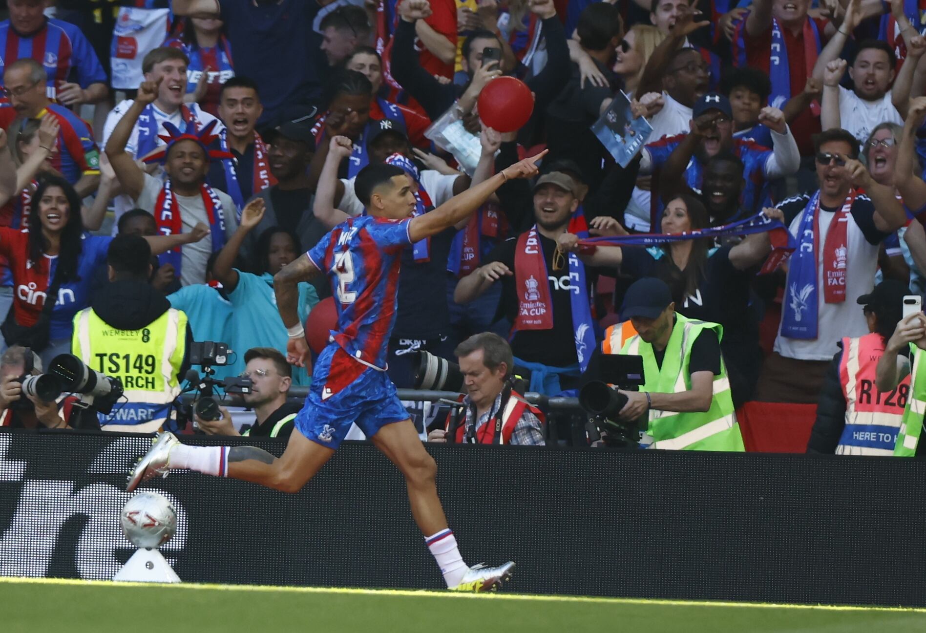 Daniel Muñoz. Foto:EFE/EPA/TOLGA AKMEN 