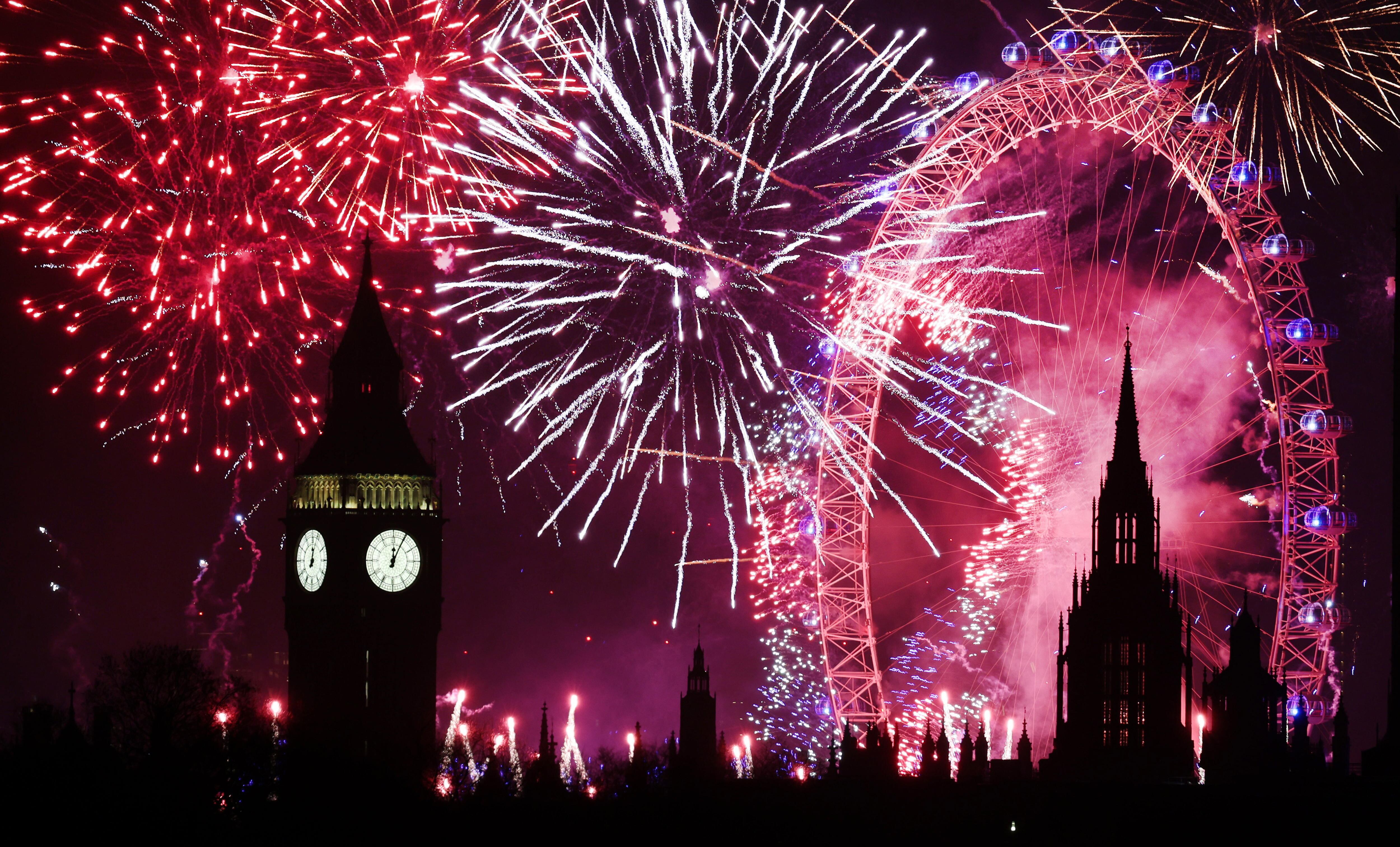 London (United Kingdom), 01/01/2025.- A fireworks display erupts over London during New Year's celebrations in London, Britain, 01 January 2025. London'Äôs New Years Eve fireworks display went ahead despite New Year celebrations being cancelled in Edinburgh and Blackpool due to strong winds. (Reino Unido, Edimburgo, Londres) EFE/EPA/ANDY RAIN