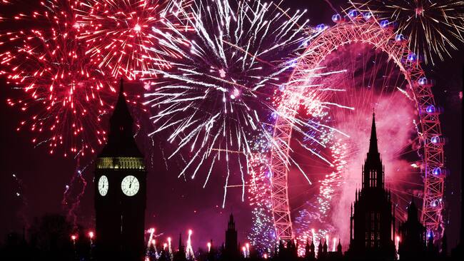 London (United Kingdom), 01/01/2025.- A fireworks display erupts over London during New Year's celebrations in London, Britain, 01 January 2025. London'Äôs New Years Eve fireworks display went ahead despite New Year celebrations being cancelled in Edinburgh and Blackpool due to strong winds. (Reino Unido, Edimburgo, Londres) EFE/EPA/ANDY RAIN
