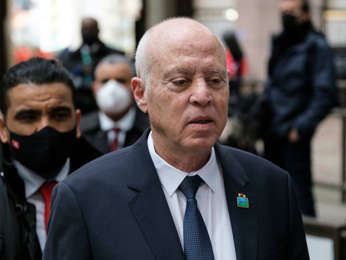 El presidente de Túnez destituye por decreto a decenas de jueces