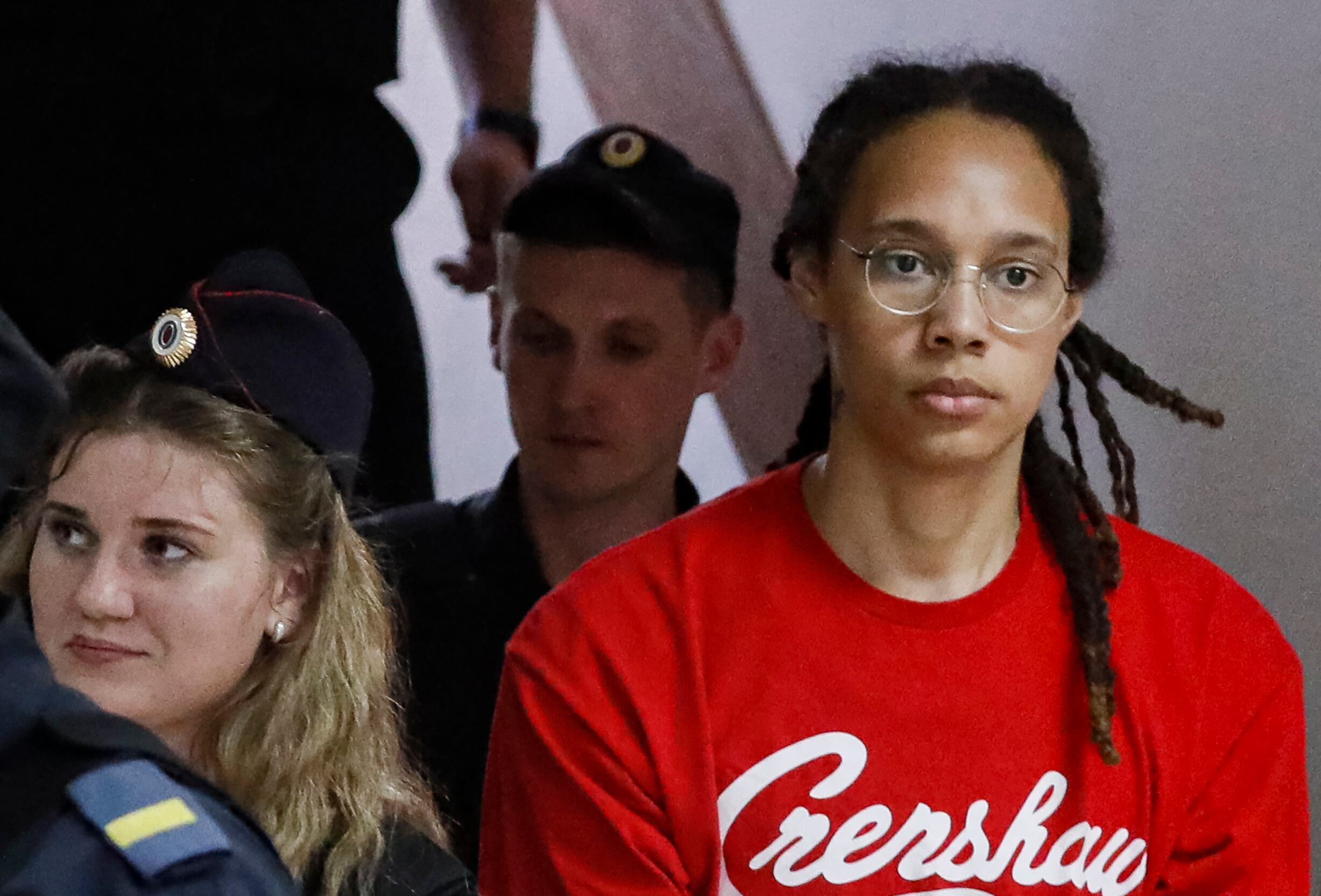 Khimki (Russian Federation), 07/07/2022.- Two-time Olympic gold medalist and WNBA's Phoenix Mercury Brittney Griner (R) is escorted to a courtroom for a hearing, in Khimki City Court, outside Moscow, Russia, 07 July 2022. The Khimki City Court reportedly had extended Griner's detention for the duration of her trial on charges of drug smuggling that started on 01 July. Griner was arrested in February at Moscow's Sheremetyevo Airport after some hash oil was detected and found in her luggage, for which she now could face a prison sentence of up to ten years. (Rusia, Moscú, Fénix) EFE/EPA/YURI KOCHETKOV