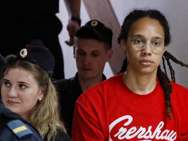 Khimki (Russian Federation), 07/07/2022.- Two-time Olympic gold medalist and WNBA's Phoenix Mercury Brittney Griner (R) is escorted to a courtroom for a hearing, in Khimki City Court, outside Moscow, Russia, 07 July 2022. The Khimki City Court reportedly had extended Griner's detention for the duration of her trial on charges of drug smuggling that started on 01 July. Griner was arrested in February at Moscow's Sheremetyevo Airport after some hash oil was detected and found in her luggage, for which she now could face a prison sentence of up to ten years. (Rusia, Moscú, Fénix) EFE/EPA/YURI KOCHETKOV