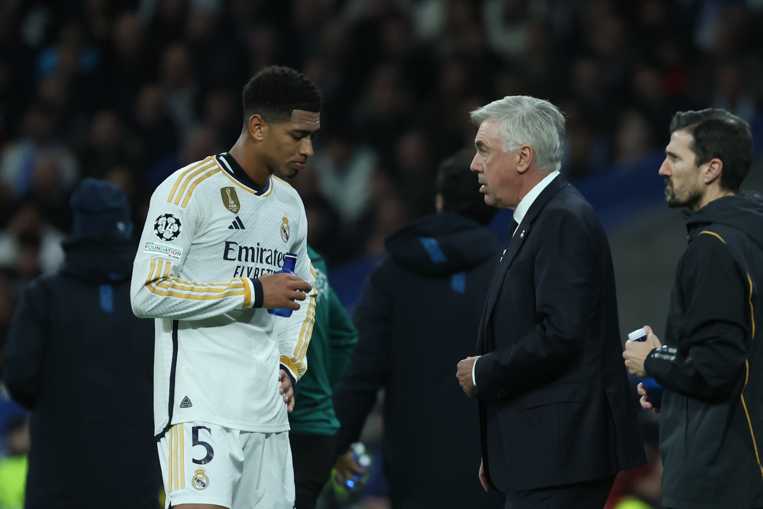 El entrenador del Real Madrid, Carlos Ancelotti, conversa con Jude Bellingham (i) durante el partido de la fase de grupos de la Liga de Campeones entre el Real Madrid y el Nápoles que se disputa este 20 de noviembre de 2023 en el estadio Santiago Bernabeu. Foto: EFE/Kiko Huesca.