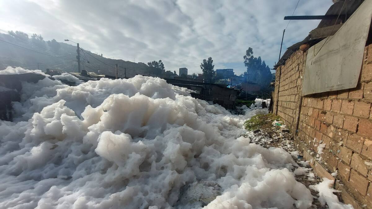 Vuelve y juega: espuma contaminante afecta habitantes en Soacha