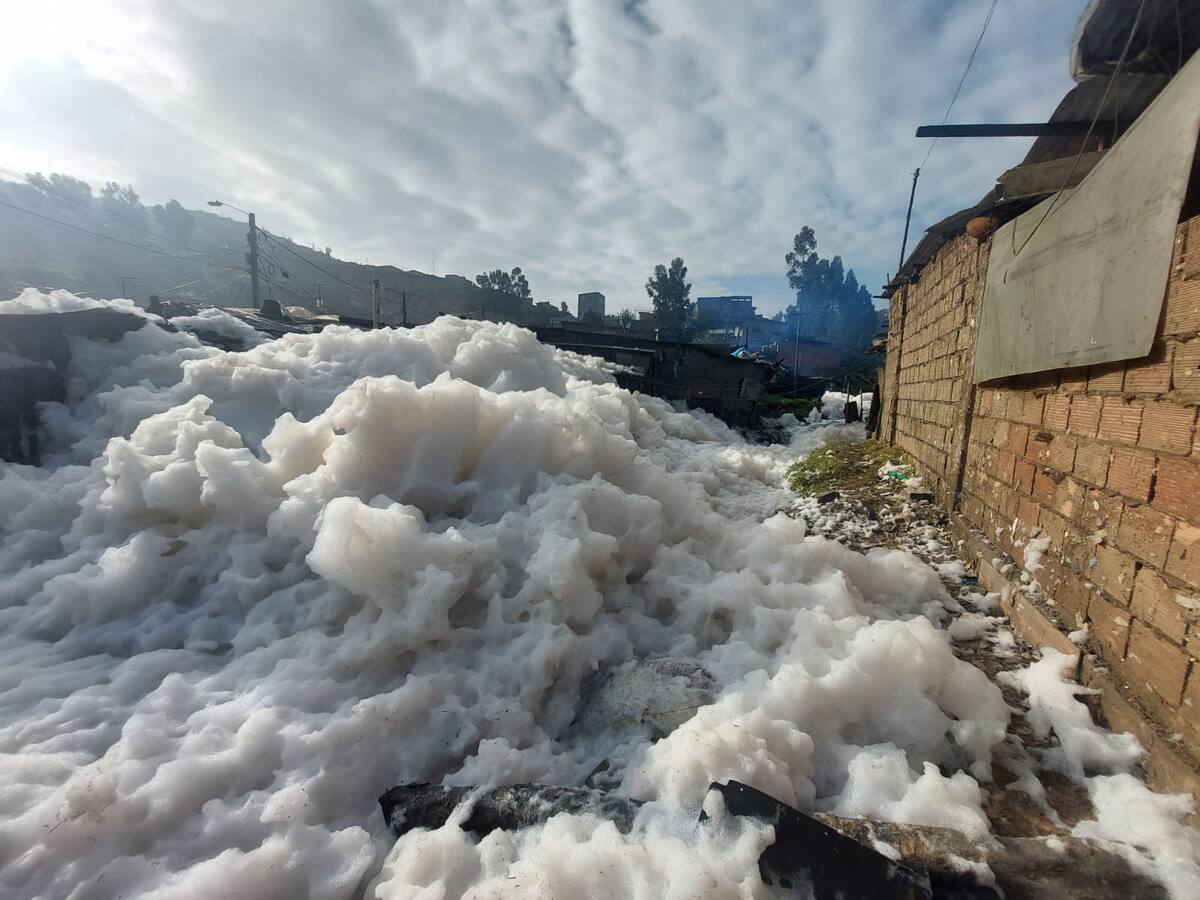 Vuelve y juega: espuma contaminante afecta habitantes en Soacha