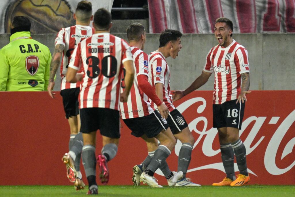 Jugadores de Estudiantes de La Plata celebran gol frente a Barcelona de Ecuador por Copa Sudamericana. 18 de julio 2023. Foto: JUAN MABROMATA/AFP via Getty Images.