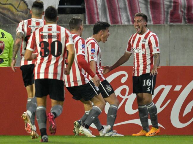 Jugadores de Estudiantes de La Plata celebran gol frente a Barcelona de Ecuador por Copa Sudamericana. 18 de julio 2023. Foto: JUAN MABROMATA/AFP via Getty Images.