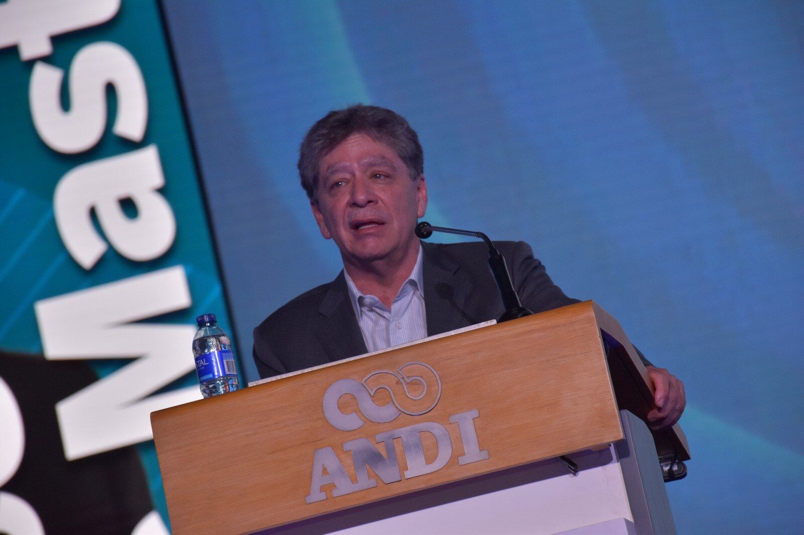Bruce Mac Master le responde a Benedetti por “bloqueo a laboral”: no tiene ni idea de lo que habla