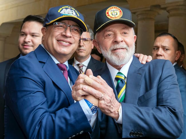 Fotografía cedida por Presidencia de Colombia del presidente colombiano Gustavo Petro (i), mientras saluda al presidente brasileño, Luiz Inácio Lula da Silva 8d), durante su visita este miércoles en Bogotá (Colombia). Foto: EFE.