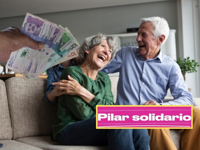 Imagen de referencia de dos adultos mayores con el pilar solidario 2025/ vía Getty Images y logo de la página web de Prosperidad Social