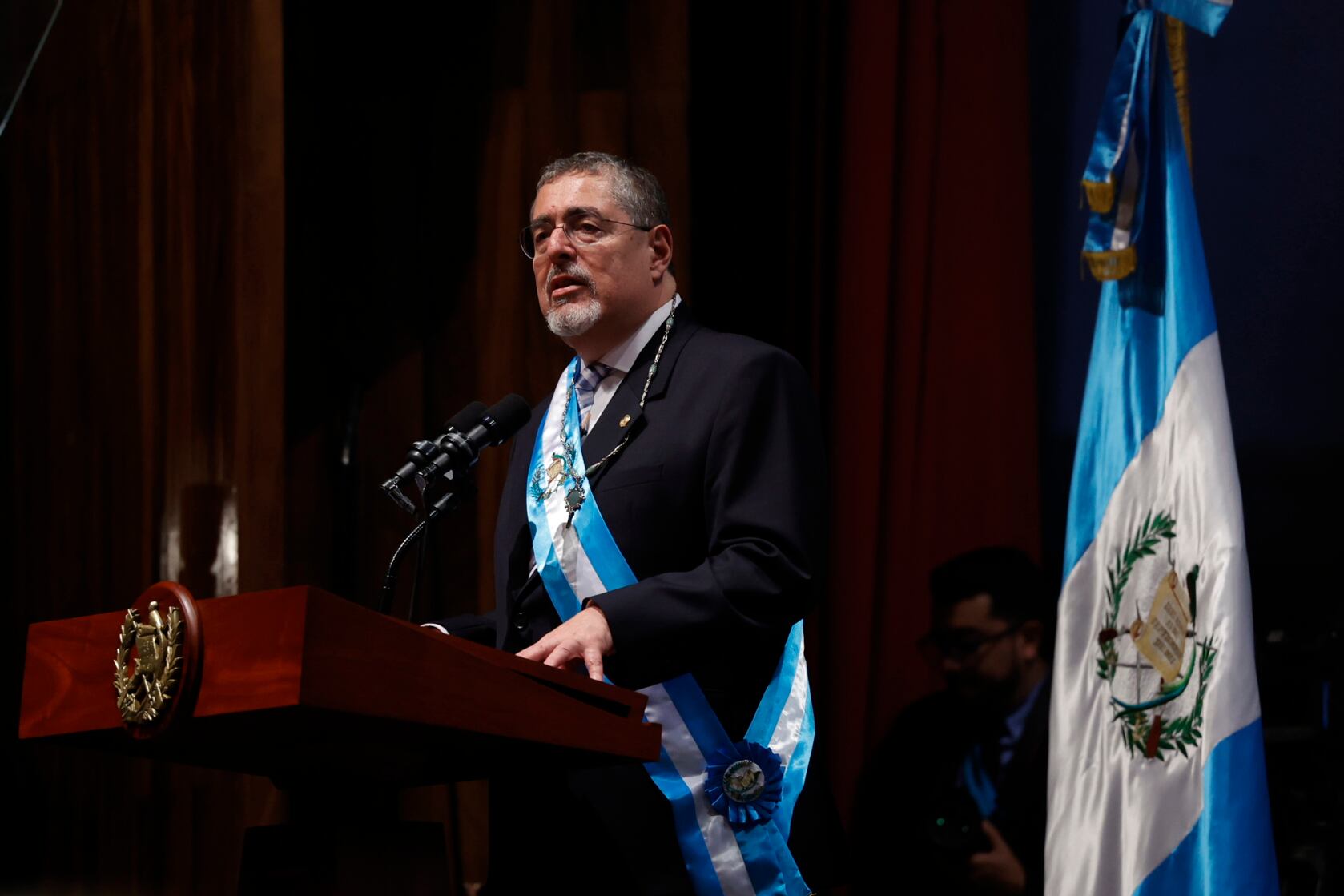 AME9901. CIUDAD DE GUATEMALA (GUATEMALA), 15/01/2024.- El nuevo presidente de Guatemala, Bernardo Arévalo de León habla durante su ceremonia de investidura, en el Centro Cultural Miguel Ángel Asturias, en Ciudad de Guatemala (Guatemala). . EFE/ David Toro