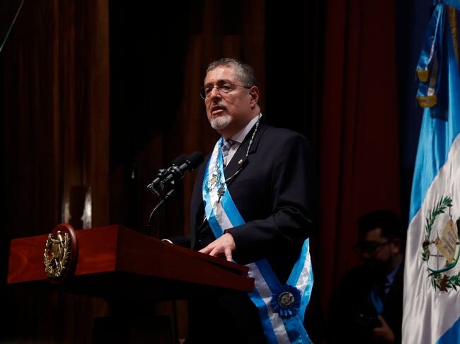 AME9901. CIUDAD DE GUATEMALA (GUATEMALA), 15/01/2024.- El nuevo presidente de Guatemala, Bernardo Arévalo de León habla durante su ceremonia de investidura, en el Centro Cultural Miguel Ángel Asturias, en Ciudad de Guatemala (Guatemala). . EFE/ David Toro
