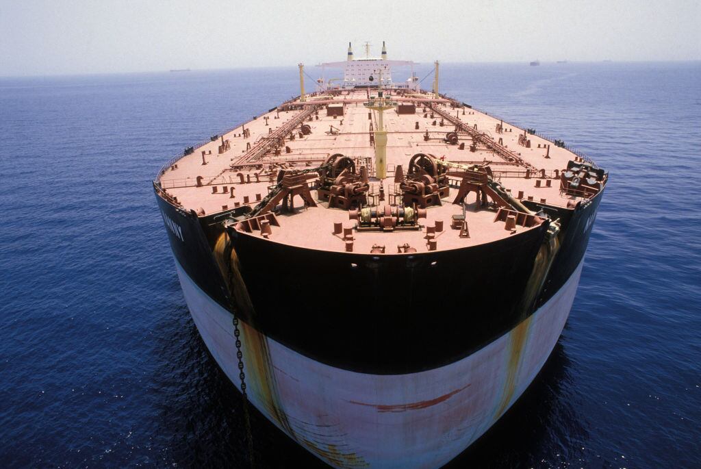 Barco petrolero pasa por el estrecho de Ormuz en 1984. Foto: Getty Images.