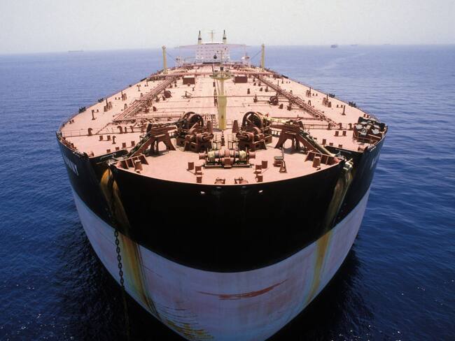 Barco petrolero pasa por el estrecho de Ormuz en 1984. Foto: Getty Images.