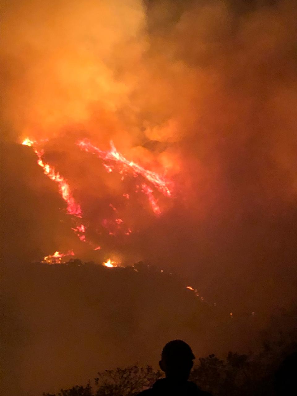El incendio inició en las montañas del municipio de Sora y fue creciendo hasta llegar a Villa de Leyva amenazando varias viviendas / Foto. Suministrada.
