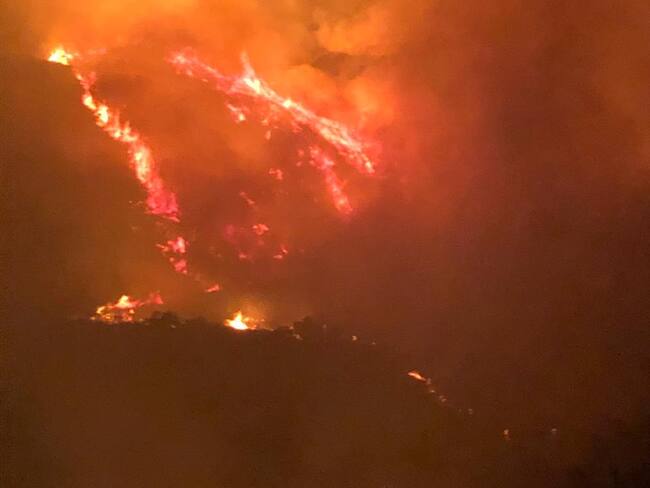 El incendio inició en las montañas del municipio de Sora y fue creciendo hasta llegar a Villa de Leyva amenazando varias viviendas / Foto. Suministrada.