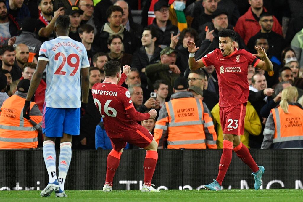 Luis Diaz del Liverpool celebra después de marcarle gol al Manchester United. (Photo by OLI SCARFF/AFP via Getty Images)