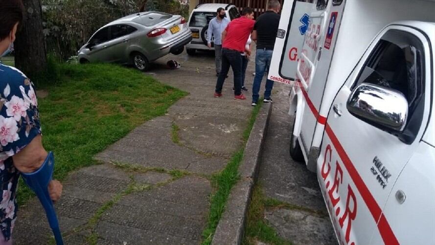 Motociclista fue arrollado Manizales, al parecer en un hecho de intolerancia. Foto: Enviada por el Grupo Especial de Rescate GER.