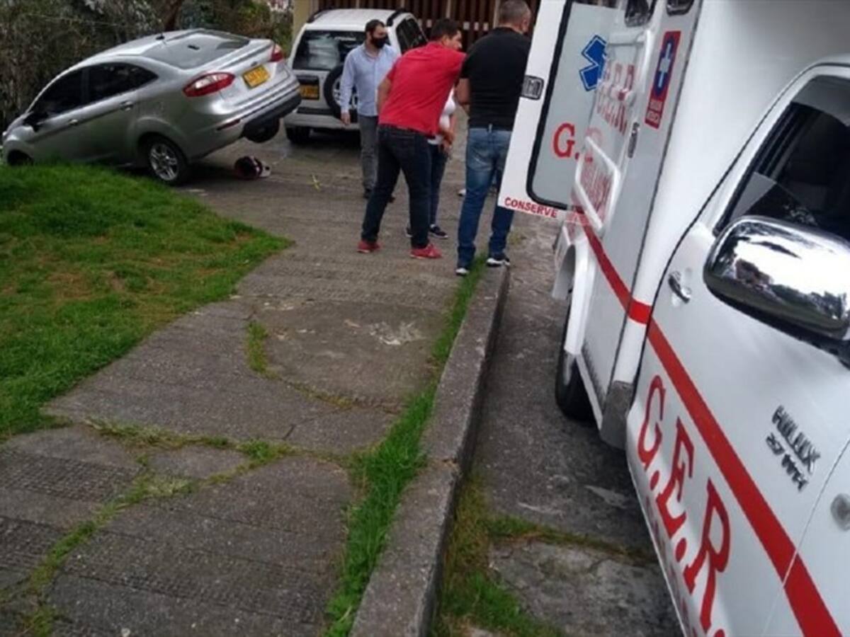 Entre la vida y la muerte un hombre que fue arrollado en un barrio de Manizales