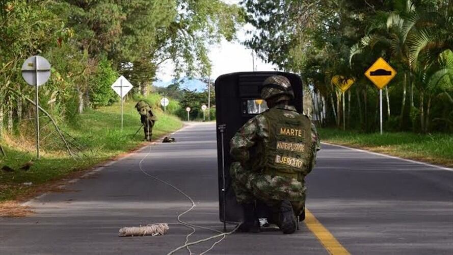 Los técnicos antiexplosivos inspeccionaron el vehículo y se percataron que no tenía elementos peligrosos. Foto: Colprensa