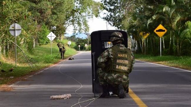 Los técnicos antiexplosivos inspeccionaron el vehículo y se percataron que no tenía elementos peligrosos. Foto: Colprensa