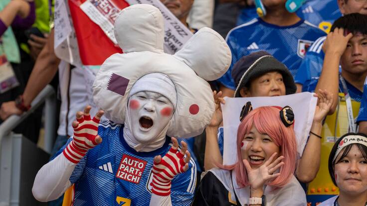 Hinchas japoneses dan ejemplo de civismo en el Mundial de Qatar