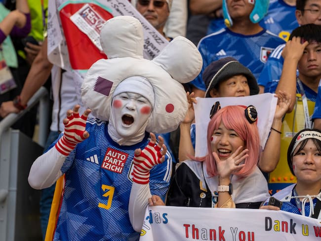 Hinchas japoneses dan ejemplo de civismo en el Mundial de Qatar
