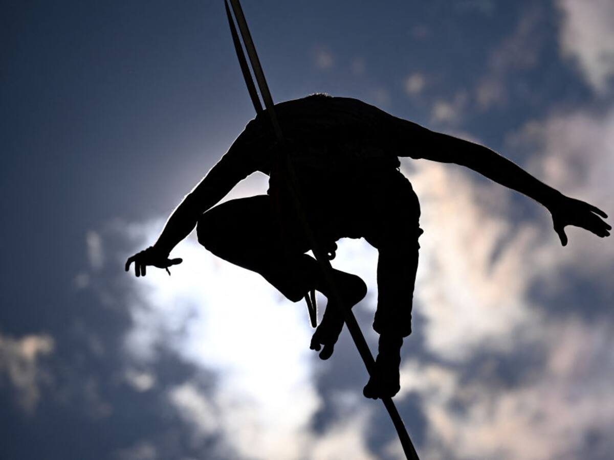 Jaan Roose, el equilibrista que cruzó el estrecho de Asia a Europa sobre un cable