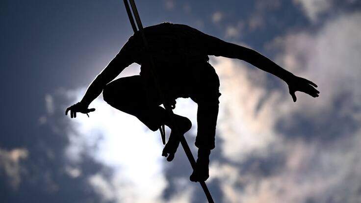 Jaan Roose, el equilibrista que cruzó el estrecho de Asia a Europa sobre un cable