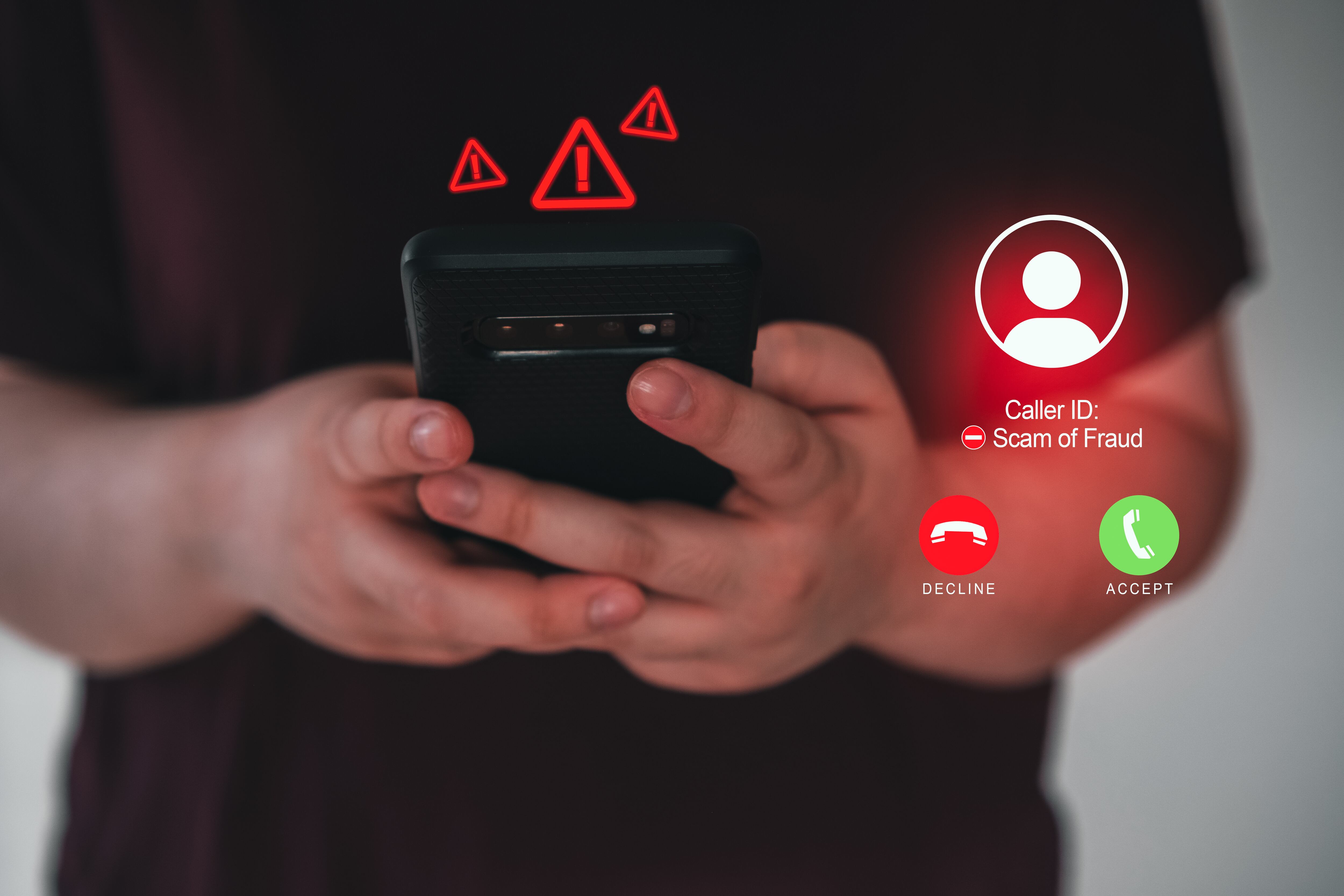 Mujer usando su celular, mientras le entra una llamada de estafa (Fotos vía GettyImages)