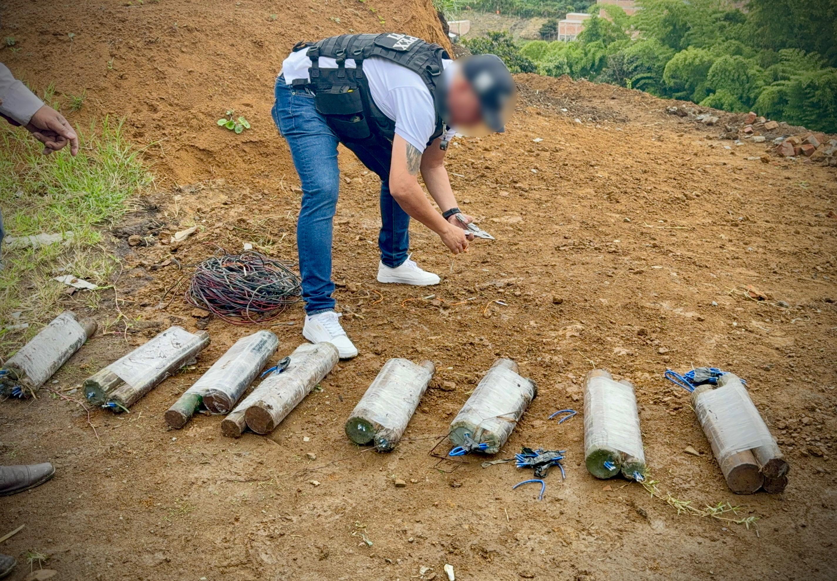 Hasta la zona se desplazaron expertos antiexplosivos que acordonaron el área y procedieron a la desactivación controlada, sin afectaciones para la población civil. Crédito: Policía Nacional.